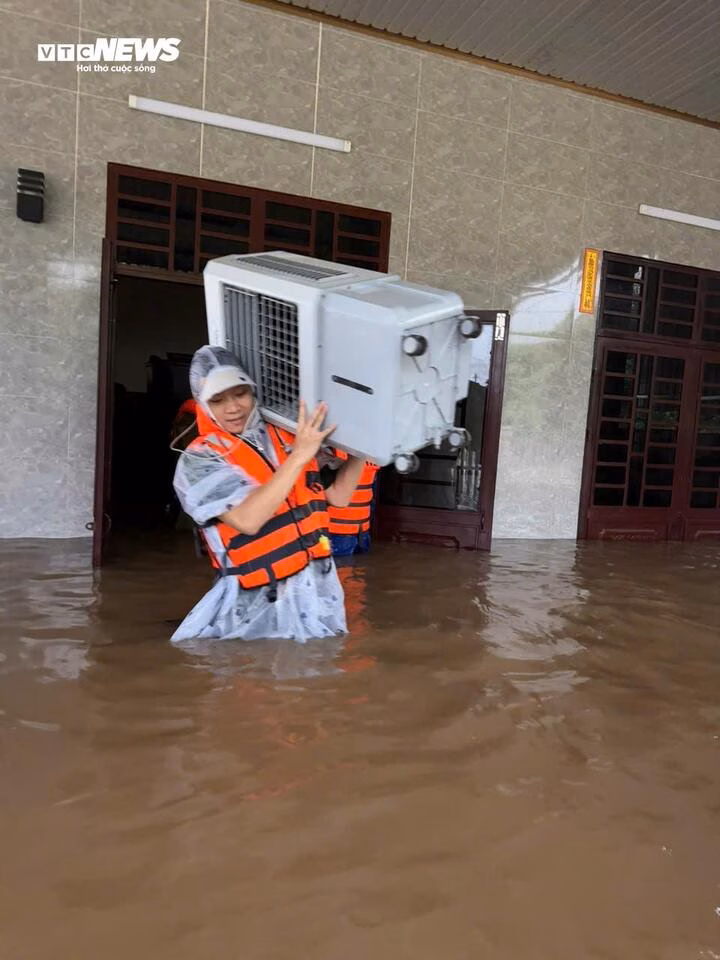 Di dời tài sản đến nơi an toàn Lực lượng chức năng hỗ trợ di dời tài sản