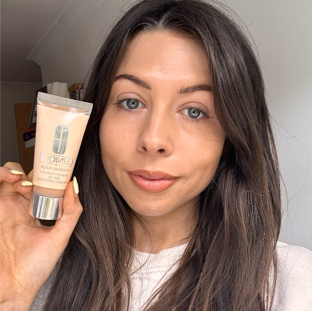 5 loại kem lót được khuyên dùng cho vẻ đẹp tự nhiên và hiệu quả chăm sóc da Clare wearing the Superbalanced Makeup foundation