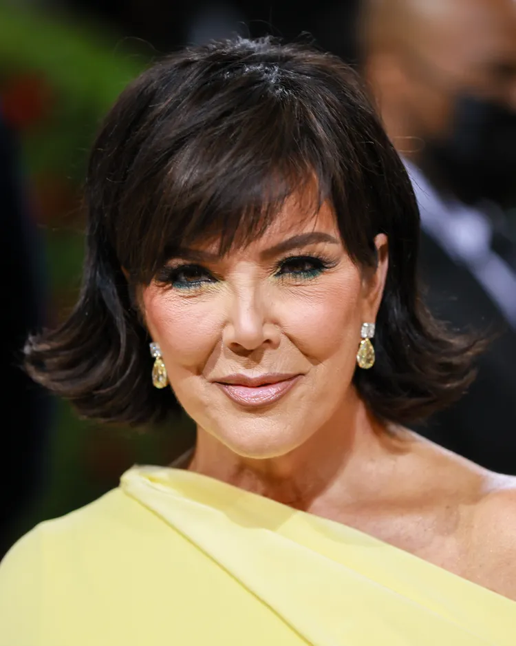 Cách tạo kiểu tóc uốn lật đẹp tại nhà theo bí quyết của thợ cắt tóc Hollywood Kris Jenner with a short, dark bob haircut and bangs with the ends dramatically flipped out