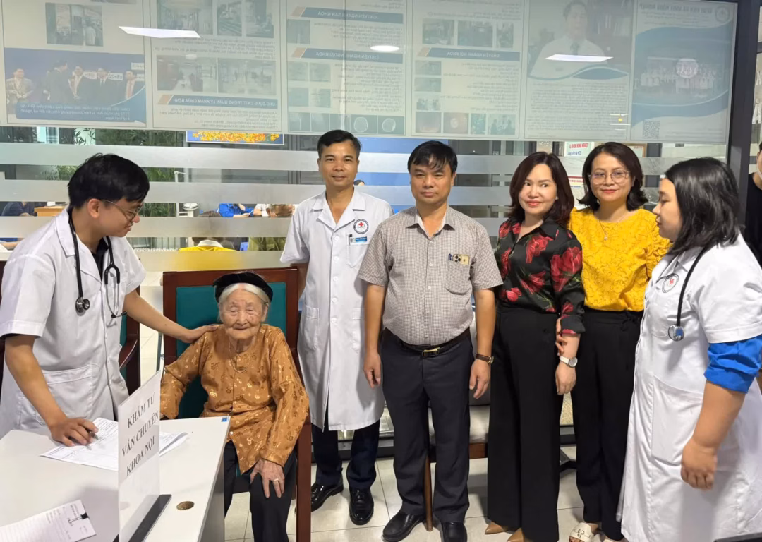 Cậu học sinh ung thư máu giành 28 điểm thi THPT Quốc gia Nhân dịp kỷ niệm 78 năm Ngày Thương binh - Liệt sĩ (27/7/1947 - 27/7/2025), nhiều xã, phường trên địa bàn thành phố Hà Nội đã tổ chức đồng loạt các hoạt động tri ân sâu sắc tới các thương binh, bệnh binh, gia đình liệt sĩ và người có công với cách mạng, thể hiện đạo lý “Uống nước nhớ nguồn” của dân tộc.