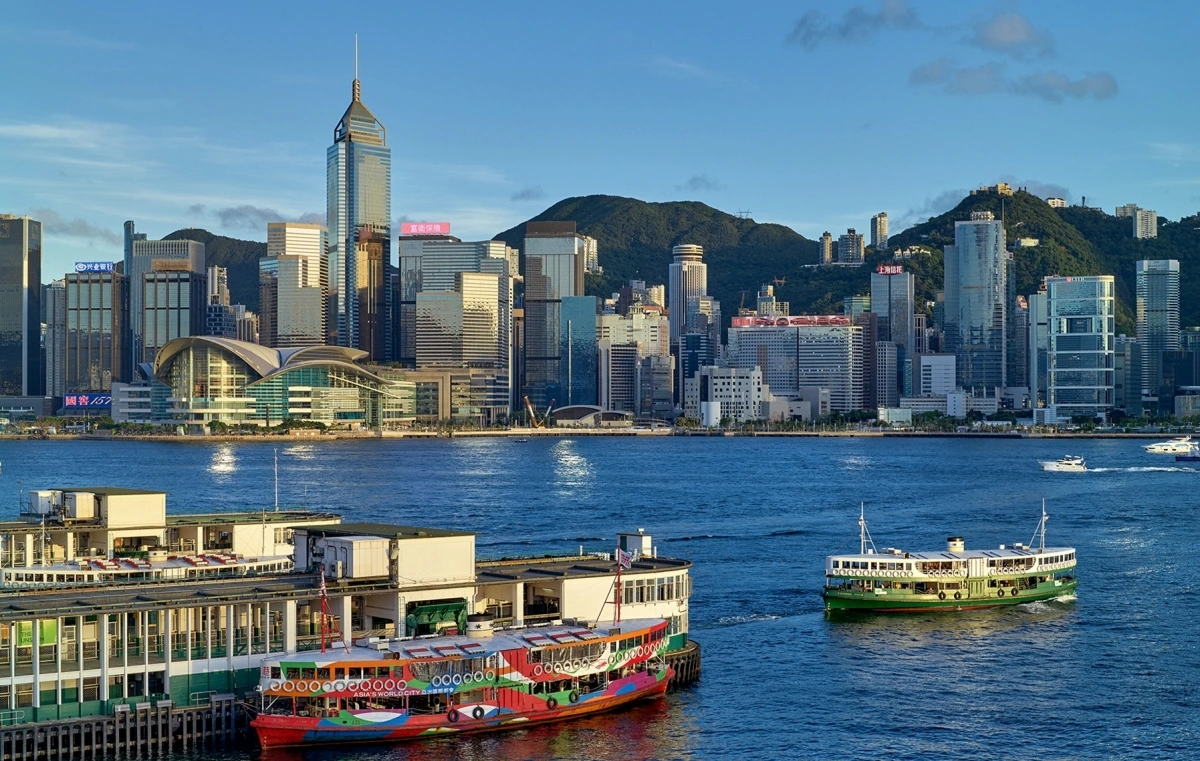 Những chiếc phà trên cảng Victoria llà biểu tượng đặc trưng của Hong Kong (Trung Quốc). Nguồn: Tổng Cục Du lịch Hong Kong