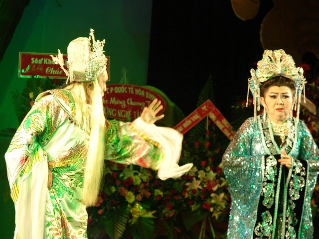 Gia Tộc Minh Tơ: Di sản sân khấu hào hoa và những đổi mới vượt thời gian Nghệ sĩ Trường Sơn và Thanh Loan trong vở Câu thơ yên ngựa