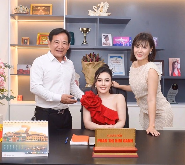 Hành trình vượt khó của Phan Kim Oanh: Từ cô gái nghèo đến nữ giám đốc thành công Phan Kim Oanh bên cạnh các Hoa hậu, Á hậu quý bà.