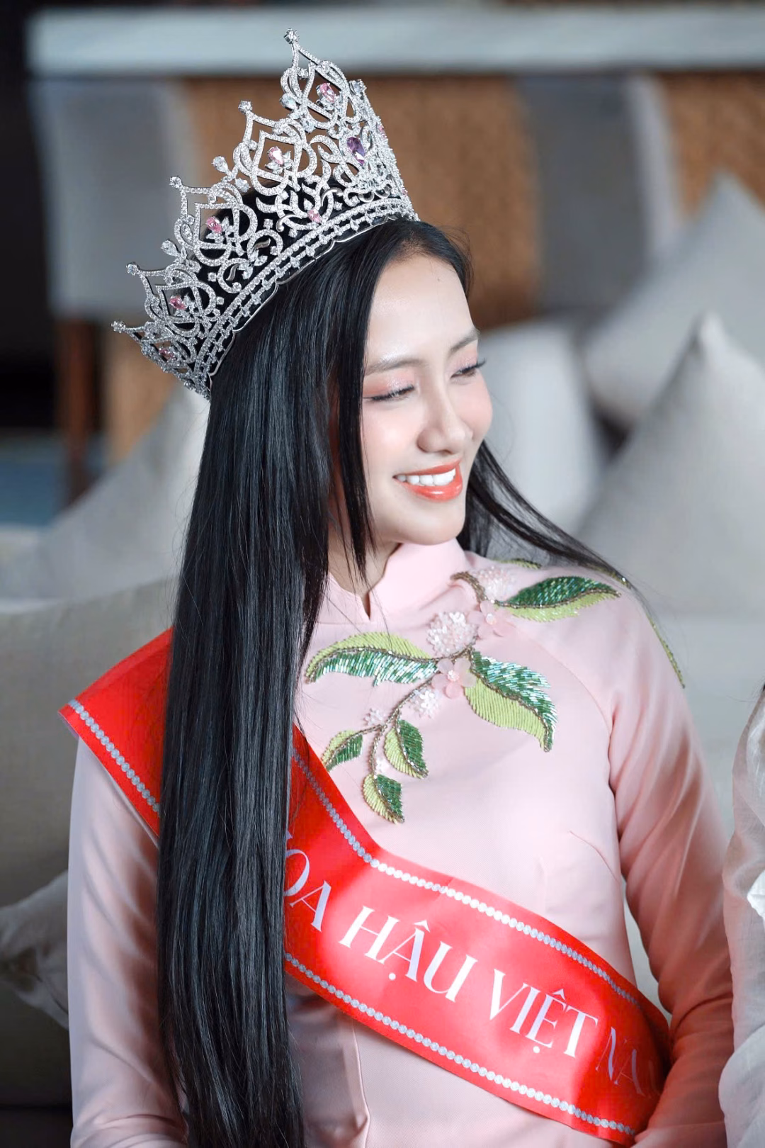 Hoa hậu Hà Trúc Linh khoe vẻ đẹp với áo dài tại Đà Nẵng