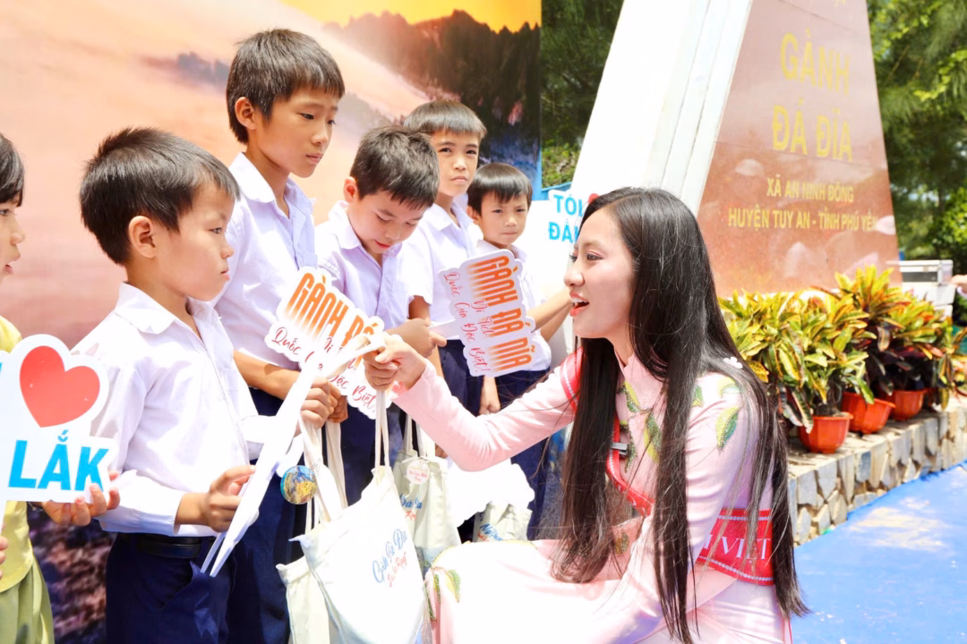 Hoa hậu Hà Trúc Linh khoe vẻ đẹp với áo dài tại Đà Nẵng Hoa hậu Trúc Linh tặng quà cho các em nhỏ có hoàn cảnh khó khăn trong chuyến home coming ở quê nhà.