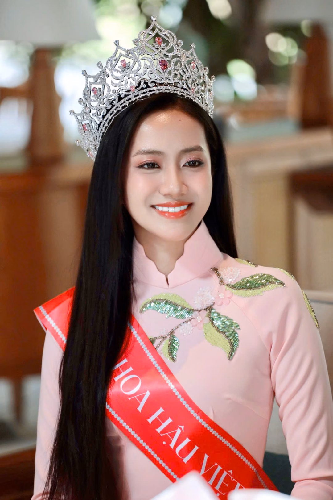 Hoa hậu Hà Trúc Linh khoe vẻ đẹp với áo dài tại Đà Nẵng
