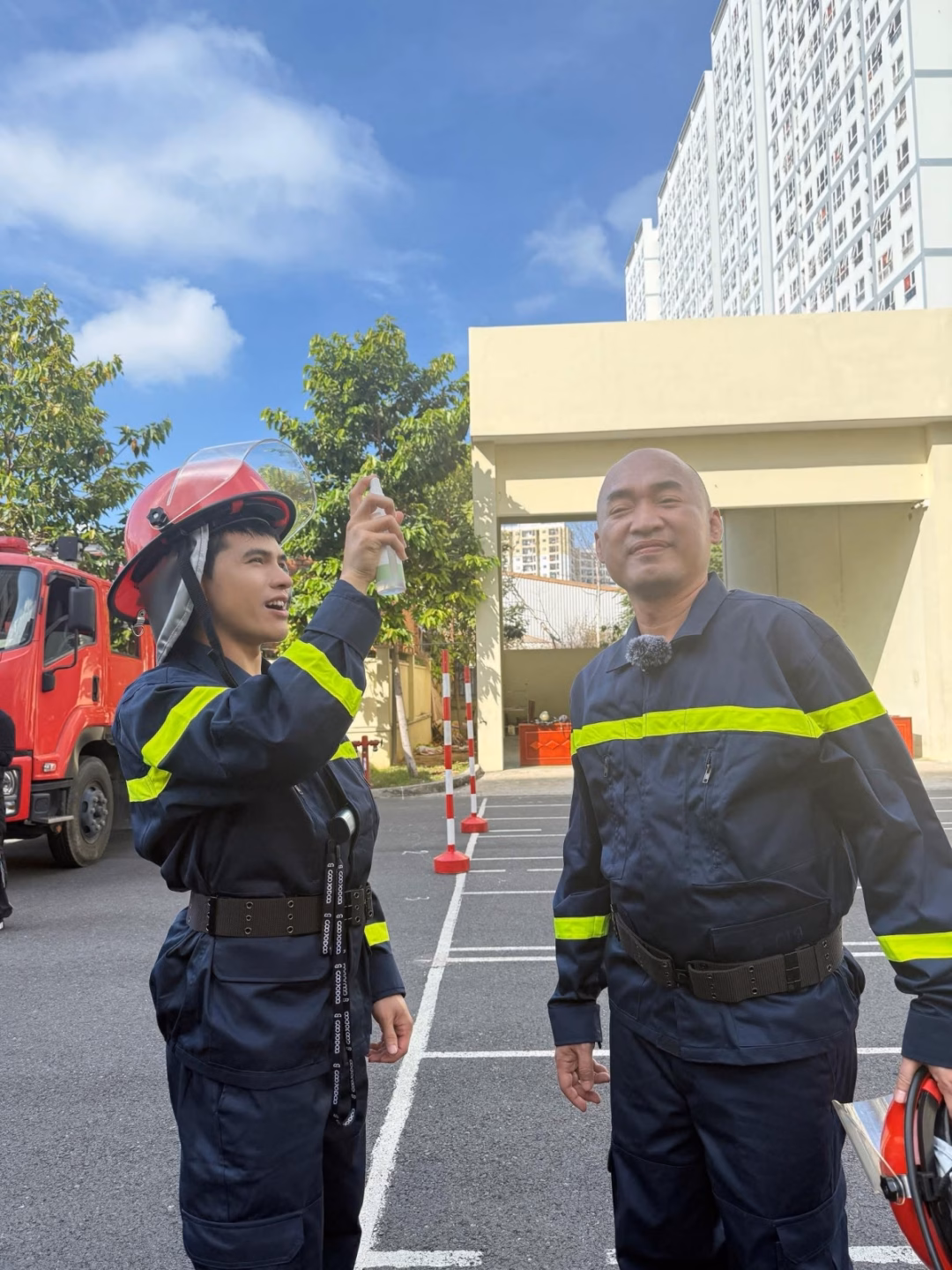 Quốc Thiên đăng ảnh hậu trường chương trình “Chiến sĩ quả cảm” cùng Tiến Luật.