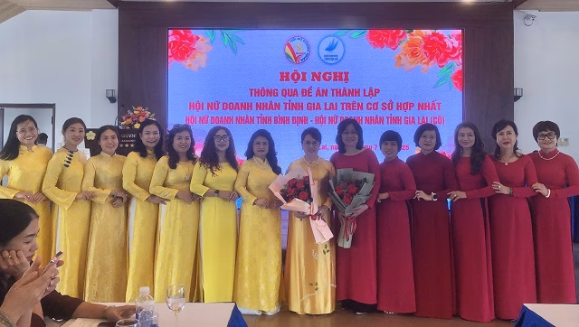 Ban Thường vụ Hội NDN tỉnh Gia Lai ra mắt Hội nghị. Ảnh: Viết Hiền