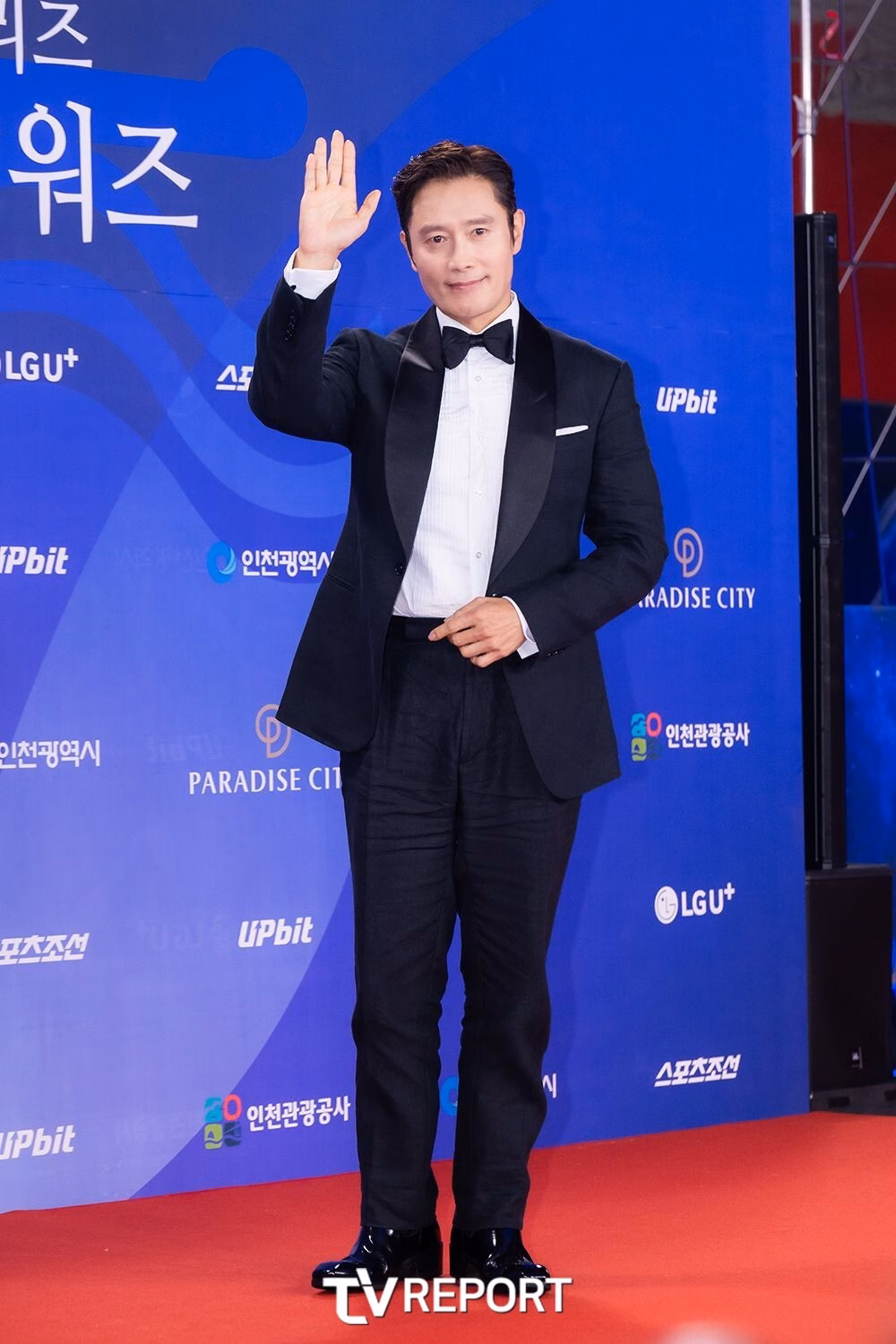 Sao Hàn đổ bộ thảm đỏ lễ trao giải Truyền hình Rồng Xanh 2025 Lee Byung Hun. Ảnh: TV Report