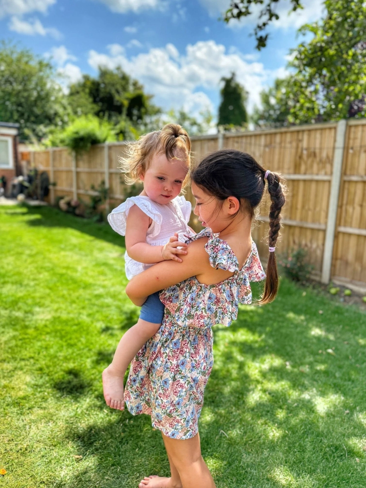 Siêu mẫu Hà Anh hé lộ mùa hè ý nghĩa bên gia đình ở London Bé Myla, sáu tuổi, chơi cùng em họ trong sân vườn đầy bóng nắng.