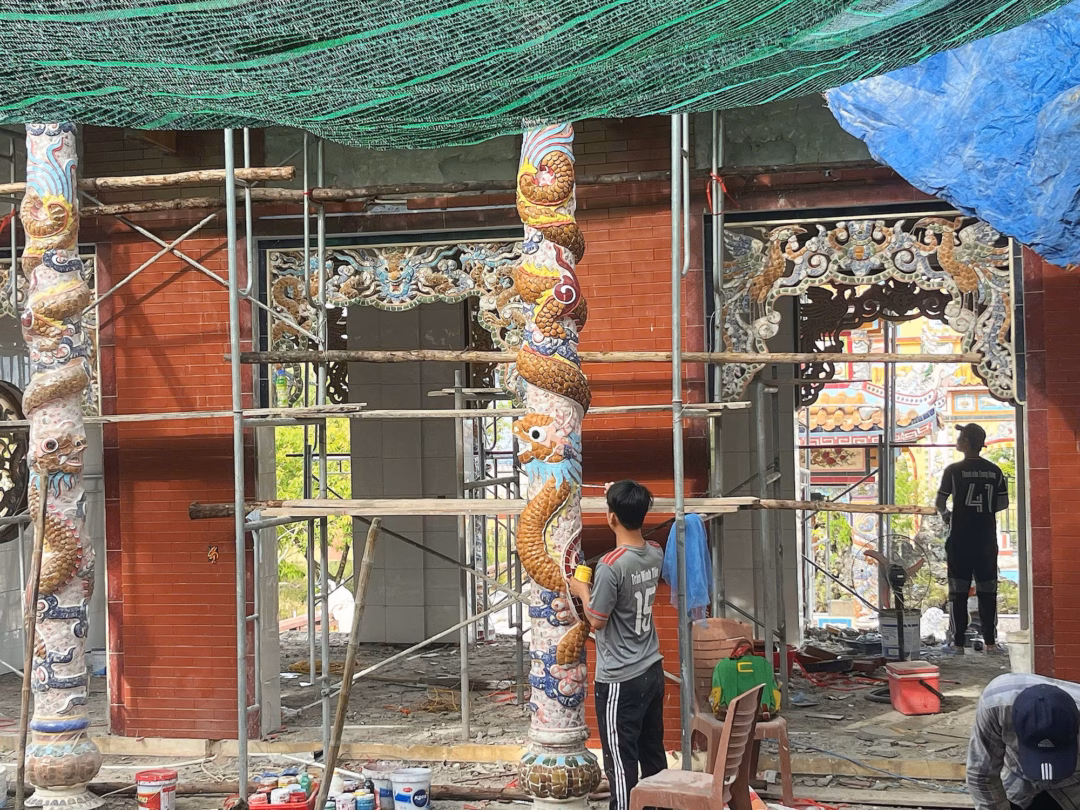 Thành phố lăng mộ độc đáo ở Huế thu hút sự chú ý của thế giới Các người thợ hoàn thiện một ngôi mộ có giá đầu tư cả tỉ đồng.