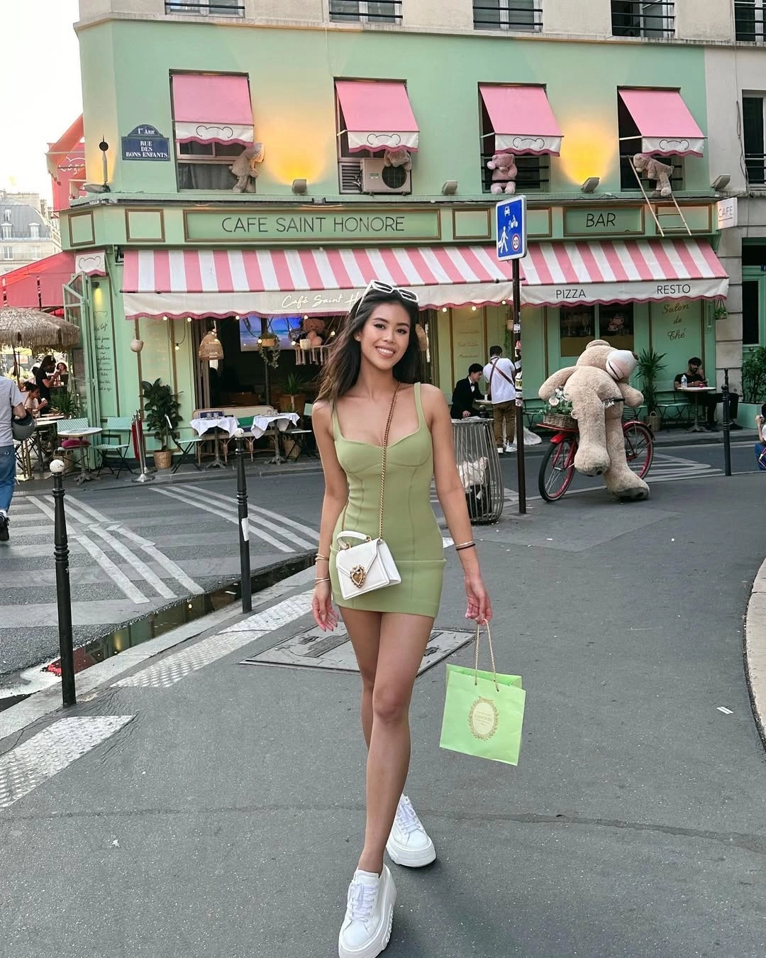 Tiên Nguyễn khoe phong cách thời trang sexy, sang trọng Thời trang đường phố thể hiện vẻ năng động với váy bodycon, sneakers và túi Dolce & Gabbana.