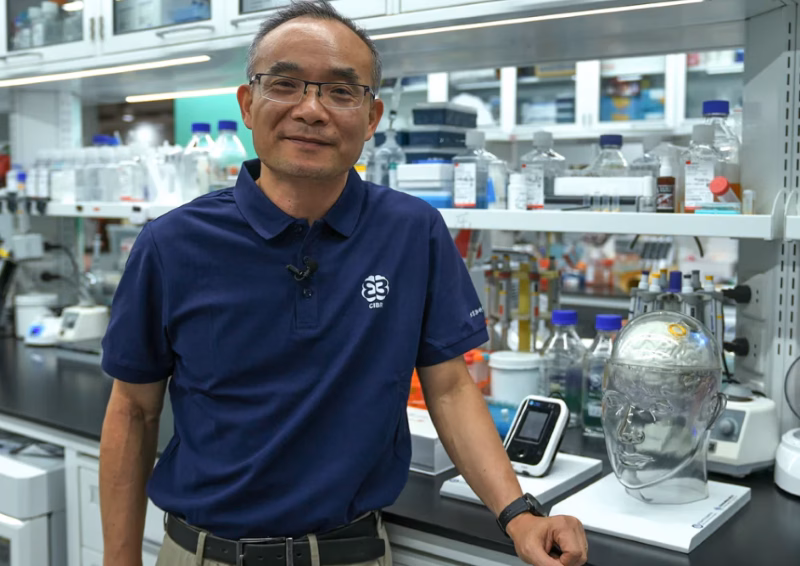Trung Quốc đẩy nhanh thử nghiệm cấy chip vào não người Nhà khoa học Luo Minmin tại phòng thí nghiệm của Viện nghiên cứu não bộ Trung Quốc, ở Bắc Kinh, Trung Quốc vào ngày 28/5/2025. Ảnh: CNN