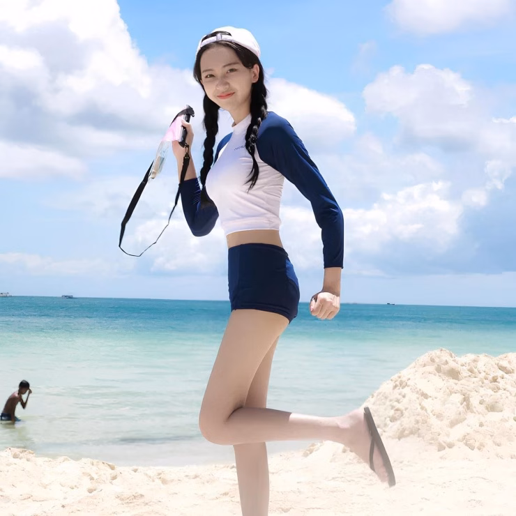 Vì sao phụ nữ Hàn Quốc thích đồ bơi dài tay khi đi biển? Sở thích mặc đồ bơi dài tay phổ biến đến mức khách du lịch cho rằng đây là một nét văn hóa đặc trưng của người Hàn Quốc.