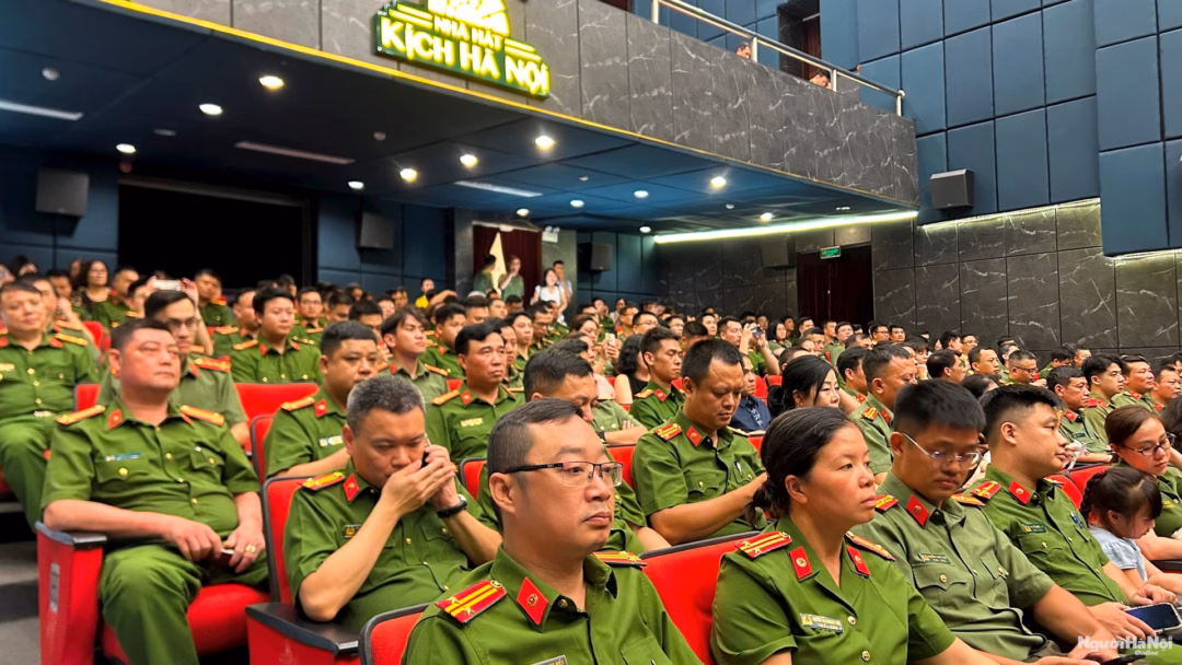 Vở kịch ‘Đối mặt’ – Tình yêu và lòng quả cảm của người chiến sĩ Công an Các cán bộ, chiến sĩ công an xem vở kịch nói “Đối mặt” tại Rạp Công nhân.
