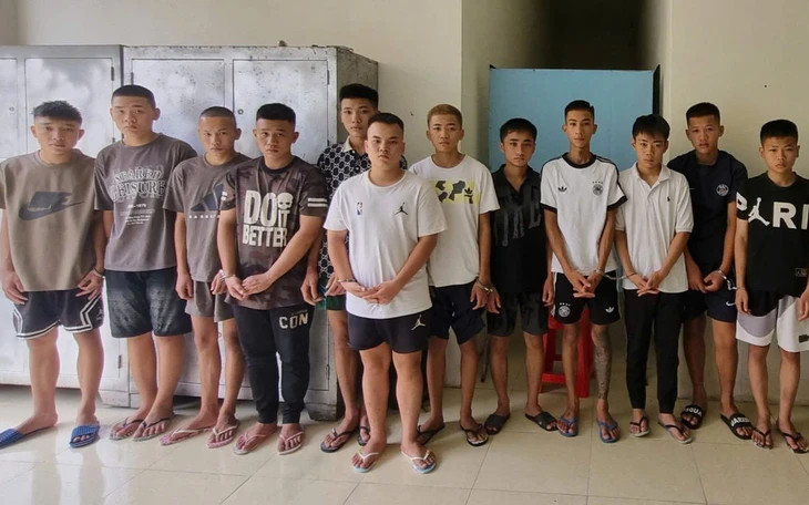Tạm giữ người đàn ông cầm dao đuổi chém nhân viên quán nước ở phường Thủ Dầu Một, TP.HCM - Ảnh 2.