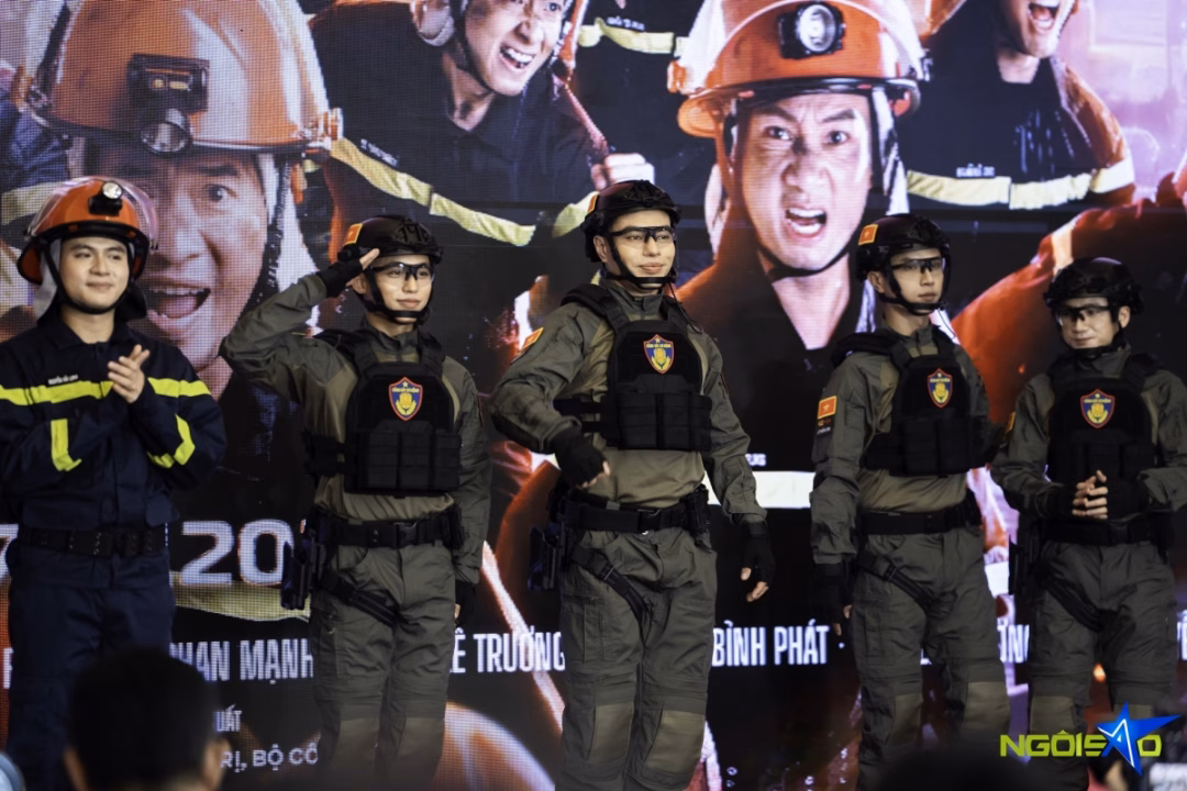 Kiều Minh Tuấn cùng dàn diễn viên ‘Chiến sĩ quả cảm’ khoe đồ chống cháy Binz, Neko Lê, Lê Dương Bảo Lâm, Mono (từ phải qua) đến họp báo với cảnh phục của lực lượng chống khủng bố - một trong hai đơn vị họ tham gia tập huấn khi góp mặt trong show truyền hình thực tế.
