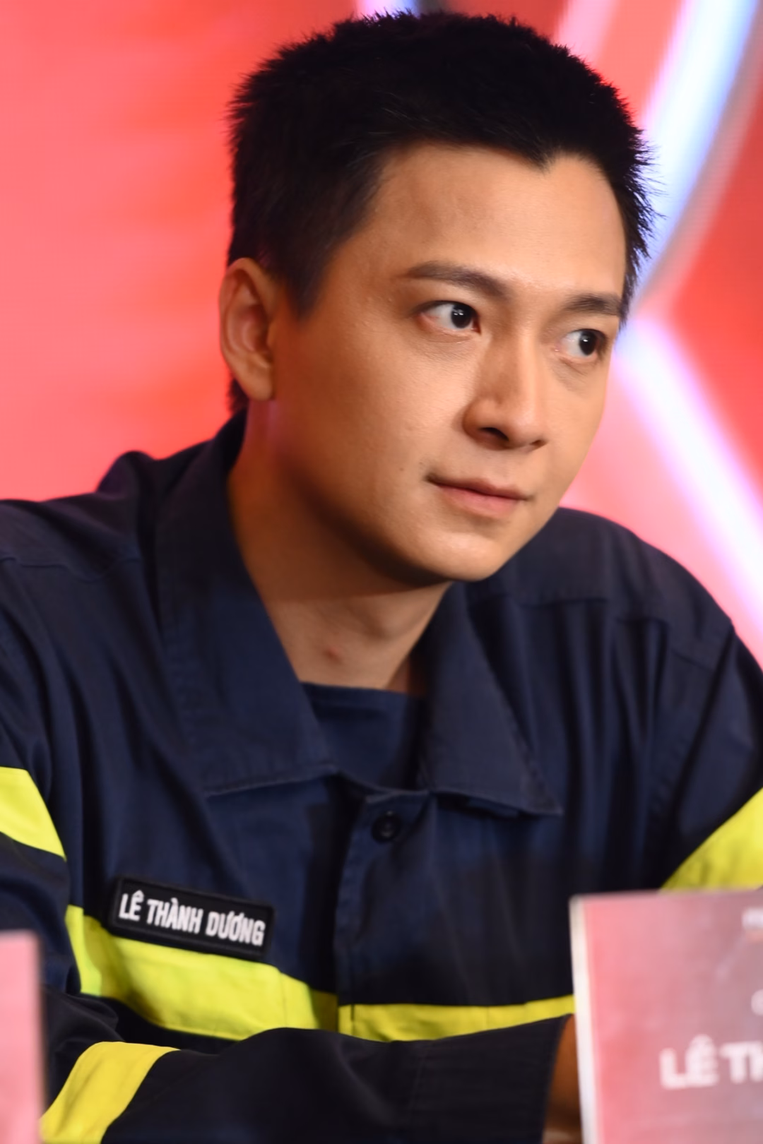 Kiều Minh Tuấn cùng dàn diễn viên ‘Chiến sĩ quả cảm’ khoe đồ chống cháy
