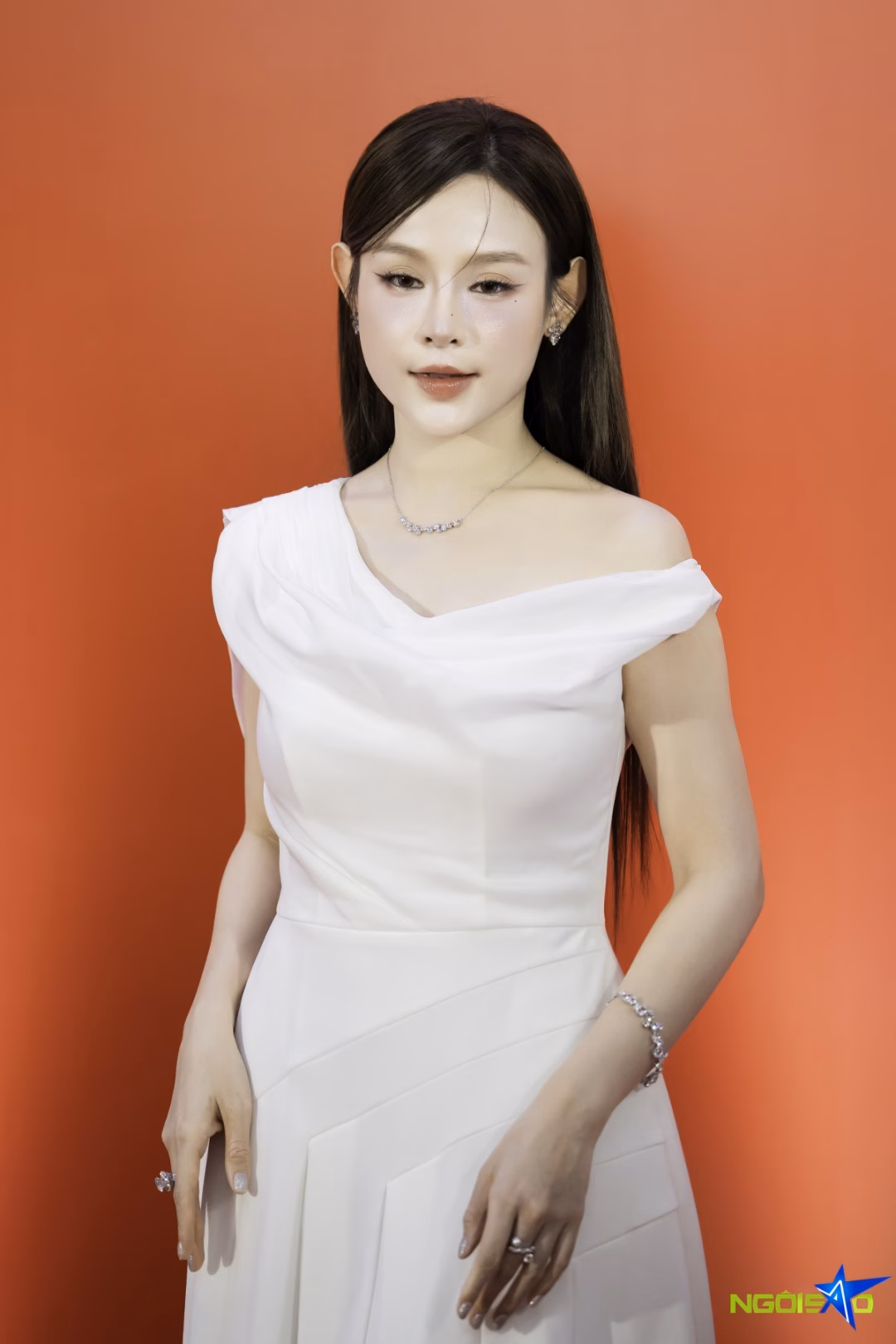 Kiều Minh Tuấn cùng dàn diễn viên ‘Chiến sĩ quả cảm’ khoe đồ chống cháy 'Chị đẹp' Huyền Baby là khách mời của chương trình.