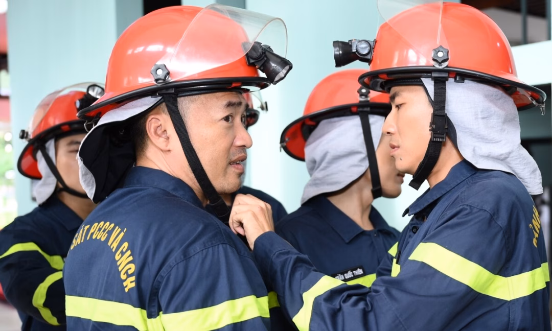 Kiều Minh Tuấn cùng dàn diễn viên ‘Chiến sĩ quả cảm’ khoe đồ chống cháy