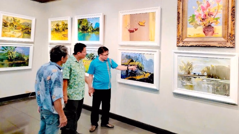 Họa sĩ Quỳnh Thơm dành nhiều thời gian trò chuyện, sưu tập.