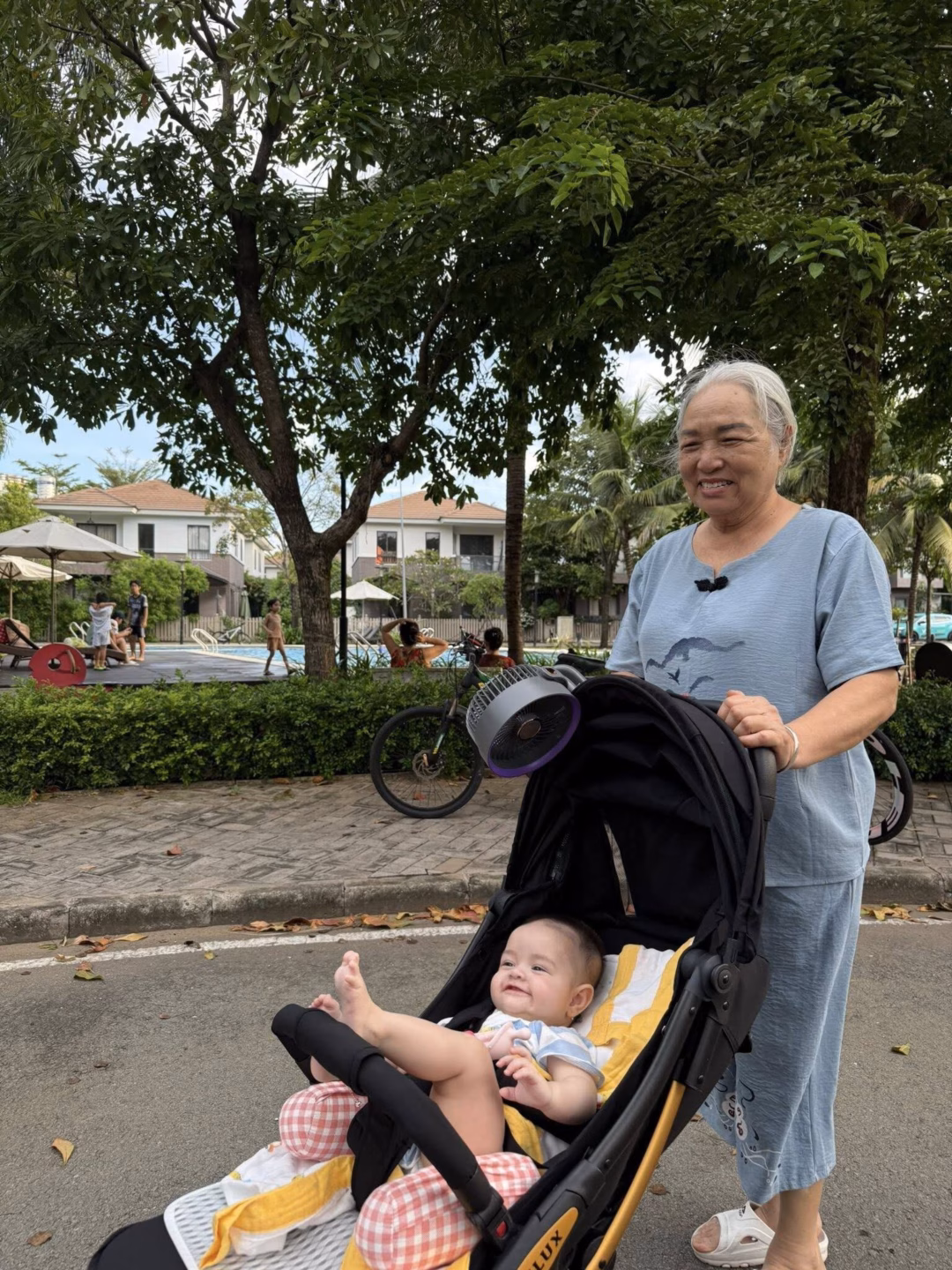 Mẹ ruột của nữ diễn viên cũng rất vui khi có cháu gái.
