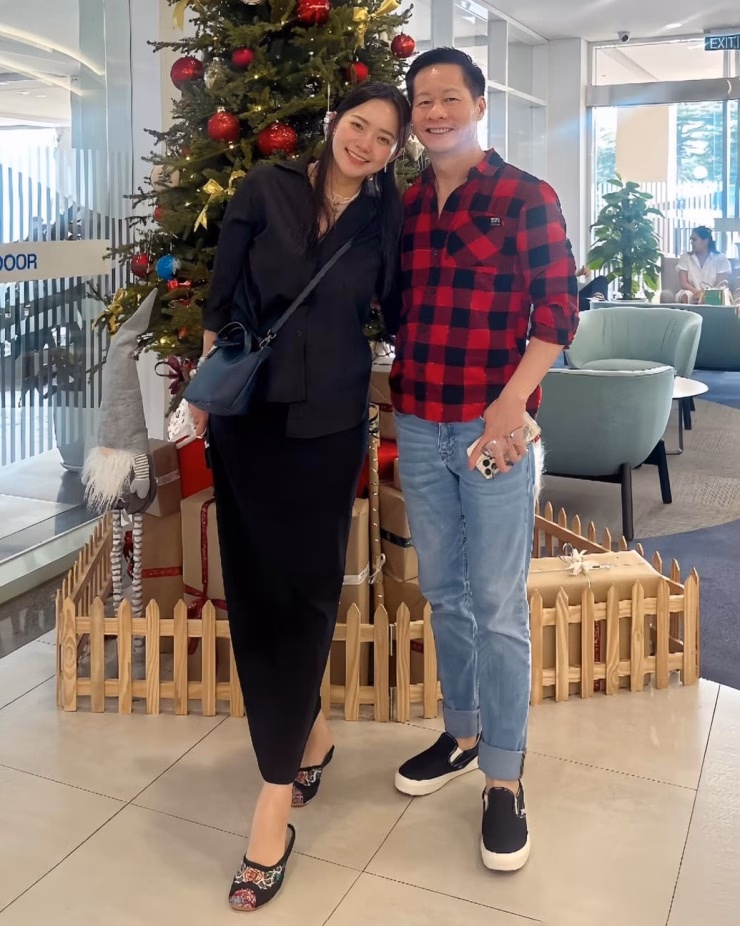 Diện cả 'cây' đen với sơ mi và chân váy ôm nhẹ khi đi chơi cùng ông xã, Phan Như Thảo che dáng hiệu quả.