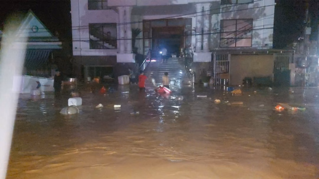 Trung tâm Mường Xén nước ngập sâu. Ảnh: CTV