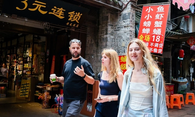Trung Quốc đón đầu lợi thế du lịch 1.670 tỷ USD Khách du lịch ở Tứ Xuyên ngày 29/5. Ảnh: Trip
