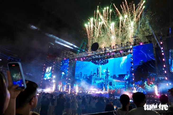 Concert liên tục bắn pháo hoa xen kẽ các màn trình diễn - Ảnh: T.T.D.