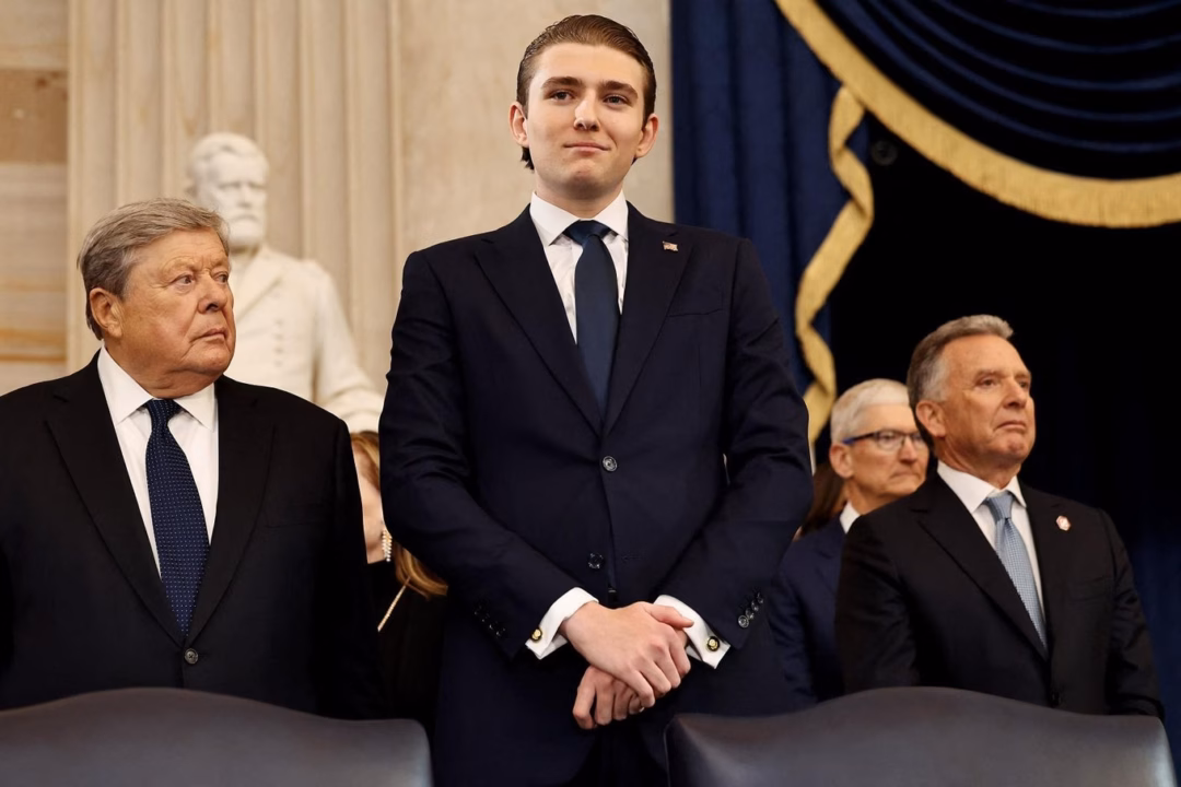 Barron Trump luôn mặc suit khi xuất hiện tại các sự kiện (Ảnh: NYP).