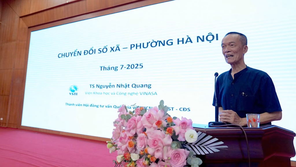 Hà Nội phát động phong trào “Bình dân học vụ số” ở cấp xã Tiến sĩ Nguyễn Nhật Quang, Viện trưởng Viện Khoa học và Công nghệ - VINASA, Thành viên Hội đồng Tư vấn quốc gia, Hội đồng Tư vấn Thành uỷ, Ban Chỉ đạo Chuyển đổi số thành phố Hà Nội chia sẻ tại hội nghị