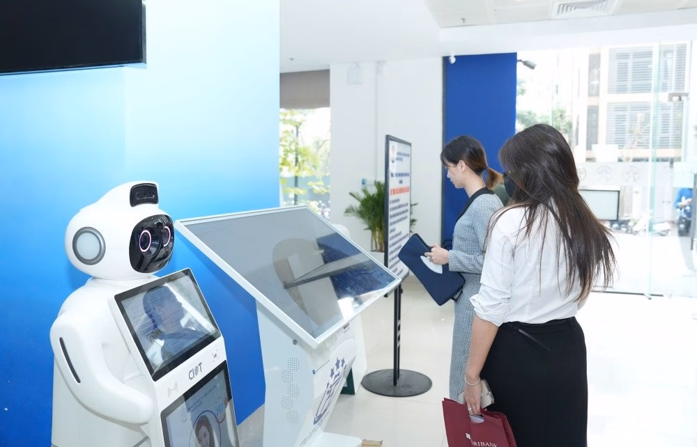 Hà Nội phát động phong trào “Bình dân học vụ số” ở cấp xã Tổ chuyển đổi số cộng đồng: "Cầu" nối công nghệ với người dân