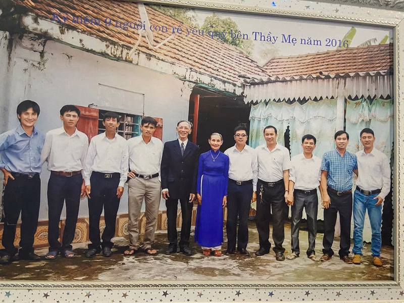 Bức ảnh được chụp vào năm 2016, bố mẹ chị Nguyệt chụp cùng 9 chàng rể