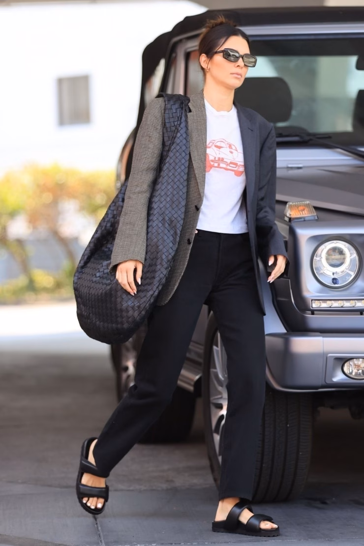 Hai năm nay, Kendall Jenner liên tục sắm túi da đan của Bottega Veneta. Cô có bộ sưu tập đủ kiểu dáng và kích cỡ, trong đó có mẫu Jodie dáng hobo quá khổ giá 6.250 USD (163,5 triệu đồng). Ảnh: Backgrid