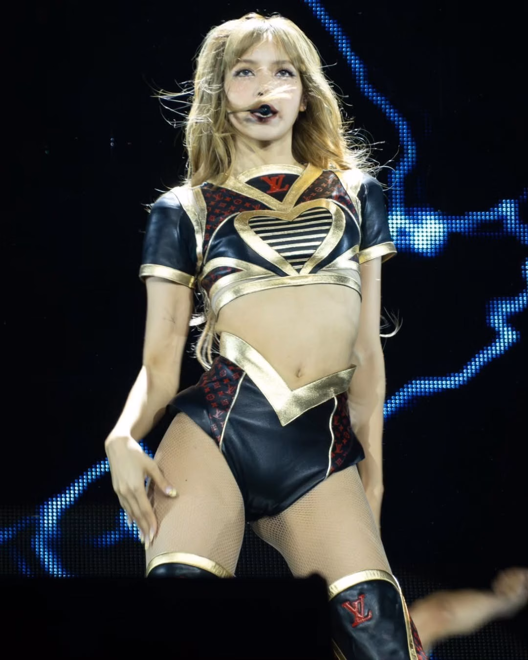 Lisa (BlackPink) – Nhan sắc siêu thực khiến dân tình không thể rời mắt Không chỉ vóc dáng, Lisa còn thu hút người xem bằng gương mặt xinh đẹp, thần thái tự tin và những chuyển động cơ thể uyển chuyển.