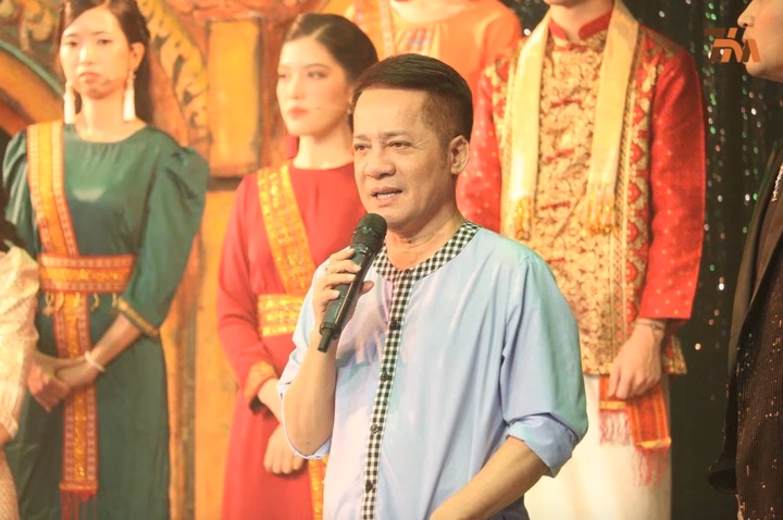 Nghệ sĩ vẫn hết mình vì sân khấu ở tuổi ngoài 60.