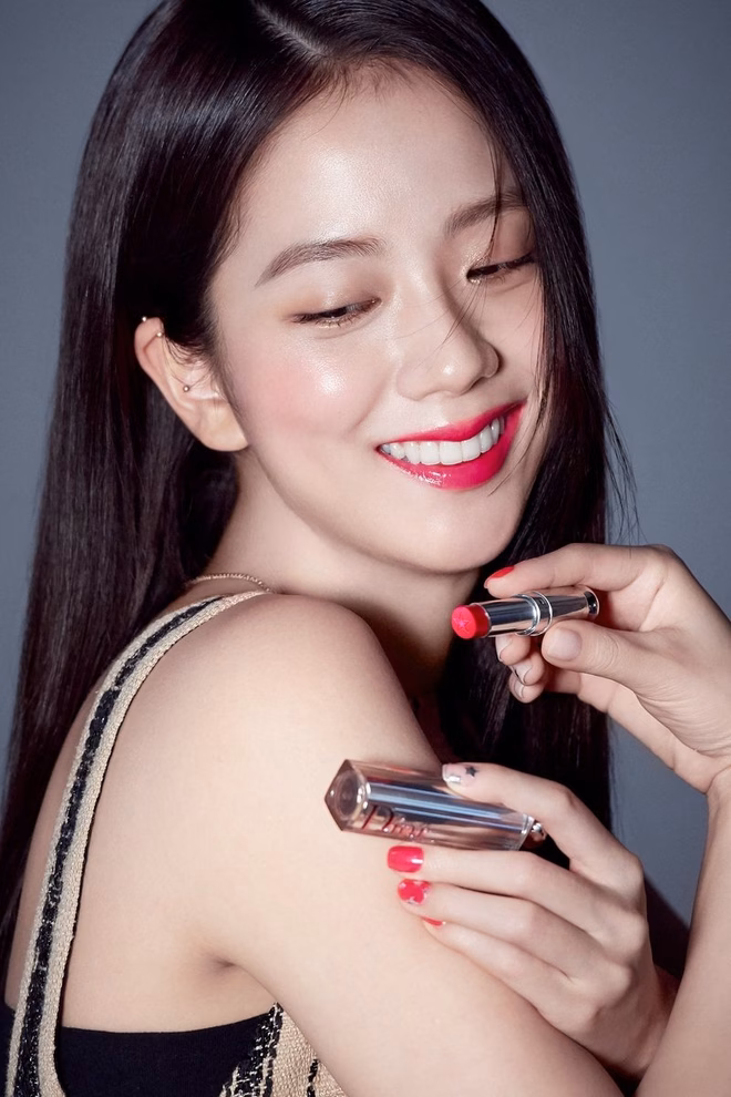 Chị cả của BLACKPINK đã nâng layout make up cùng tông màu chủ đạo là hồng cánh sen lên một tầm cao mới, vẫn sang chảnh và hút mắt.