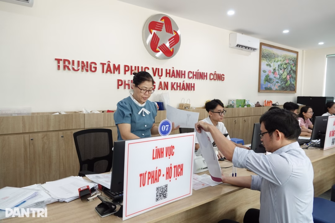 Công chức tại phường An Khánh (Ảnh: Nguyễn Vy).