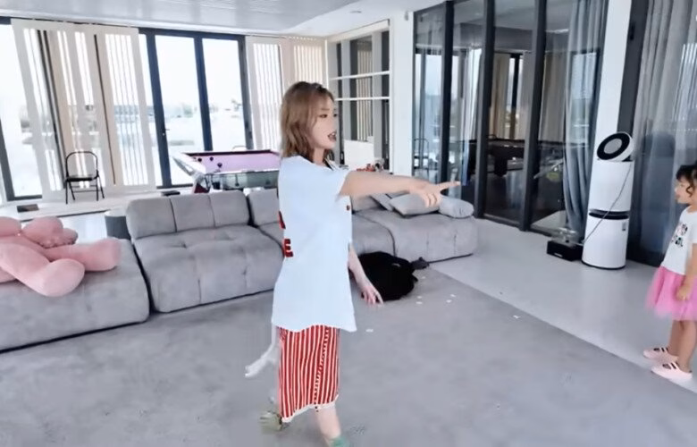 “Ngọc Trinh tiết lộ phòng ngủ trong biệt thự 50 tỷ: Tường gương tối tăm và góc chụp hình yêu thích gây bất ngờ” MisThy cho rằng phòng đẹp nhất trong nhà Ngọc Trinh là phòng trên sân thượng. Nơi đây, nữ người mẫu thường tập yoga. Có cả bàn bi-a.