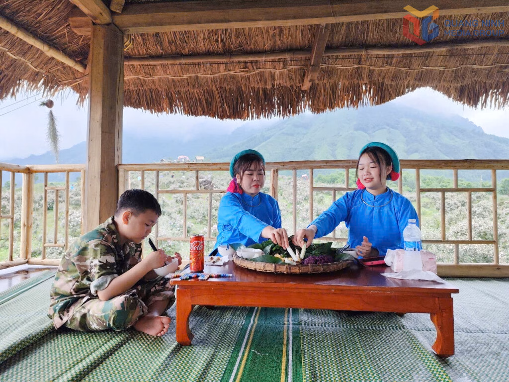 Phụ nữ Quảng Ninh khởi nghiệp từ văn hóa dân tộc Khu vườn sim của gia đình chị Sần Móc Lộc nằm sát đỉnh Mã Thầu Sơn.
