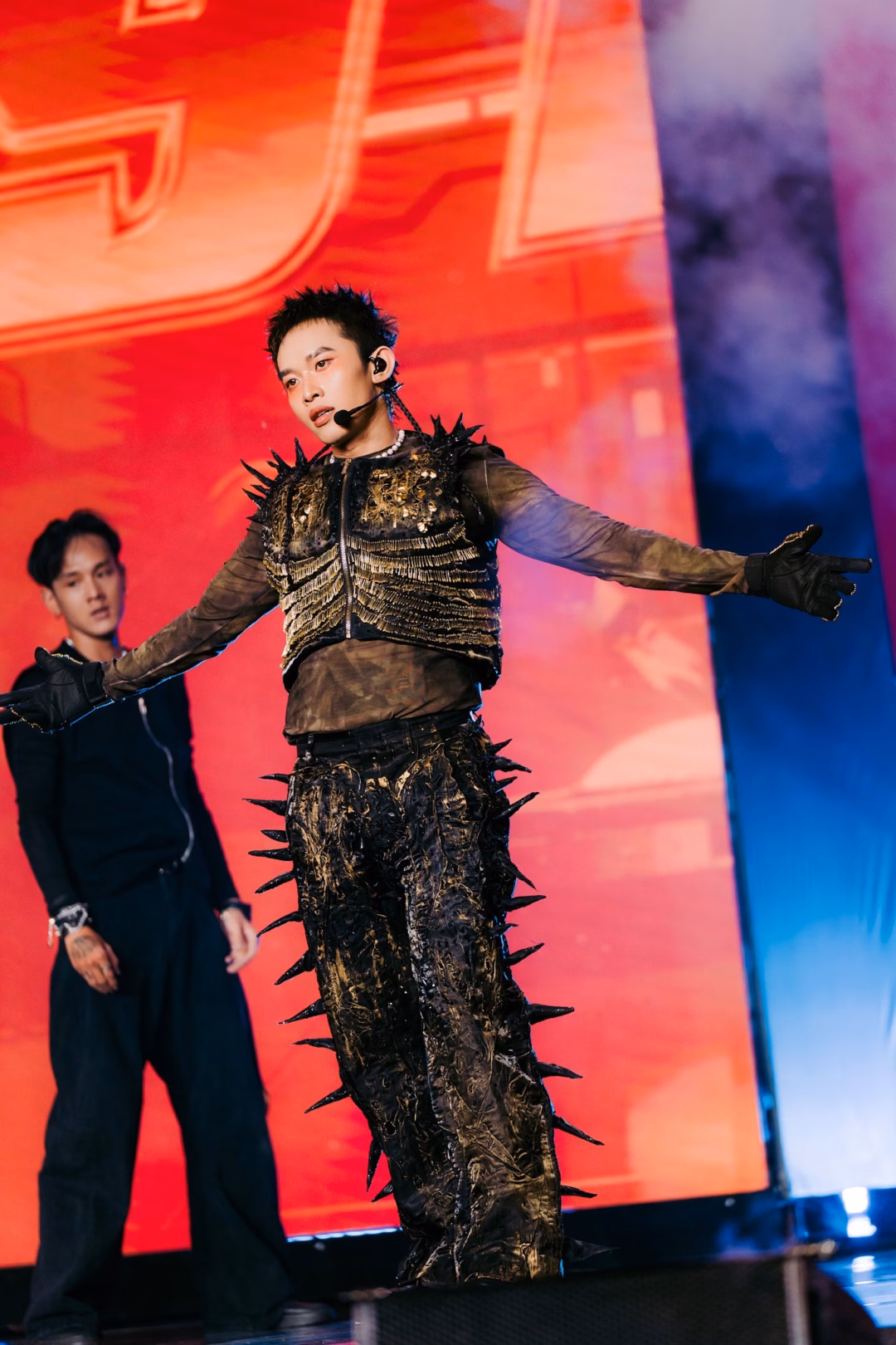 Tóc Tiên, Soobin và Kay Trần bùng nổ trên sân khấu Survival Showcase Soobin, Tóc Tiên và Kay Trần kết hợp diễn "Nước hoa" phiên bản Anh trai vượt ngàn chông gai lần đầu. Ảnh: NSX.