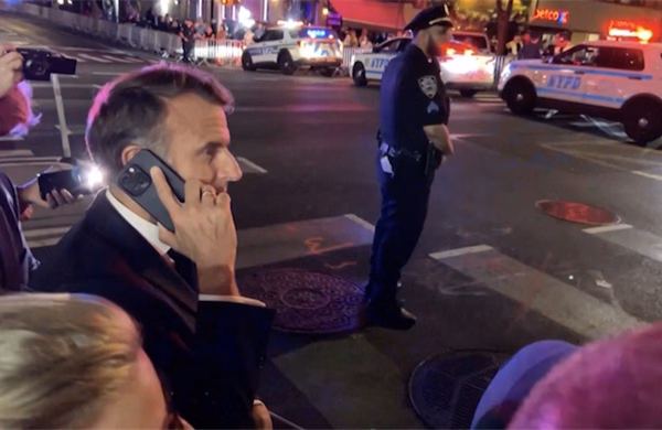 Video cảnh sát New York chặn đường, buộc Tổng thống Macron phải gọi điện cho Tổng thống Trump