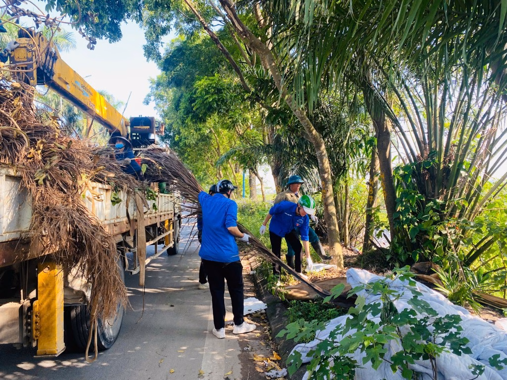 Xã Bát Tràng ra quân tổng vệ sinh môi trường chào mừng Đại hội Đảng bộ Lực lượng đoàn viên thanh niên tham gia tổng vệ sinh môi trường
