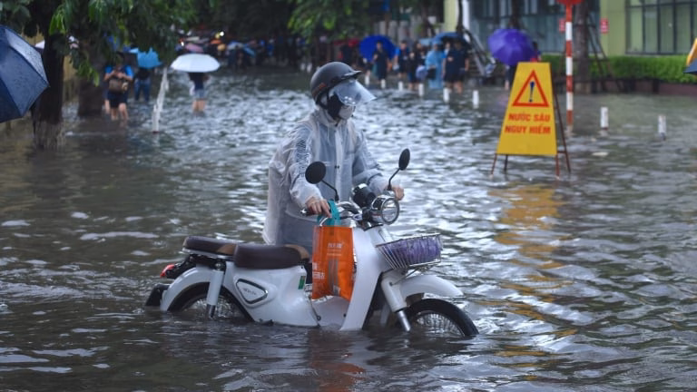 Hà Nội xuất hiện 65 điểm ngập trong mưa lớn kéo dài, rất nhiều đường phố biến thành sông