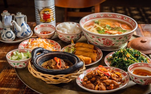 Mr. Hòa nhận giải Michelin 2025 (Nguồn: Bếp Mẹ Ỉn)