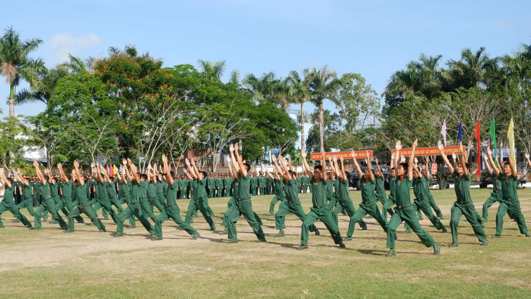 Đại đội 6, Trung đoàn 893 (Bộ Chỉ huy Quân sự tỉnh An Giang) cùng Xã đoàn Giang Thành ra quân thực hiện Ngày chủ nhật xanh vùng biên giới An Giang.