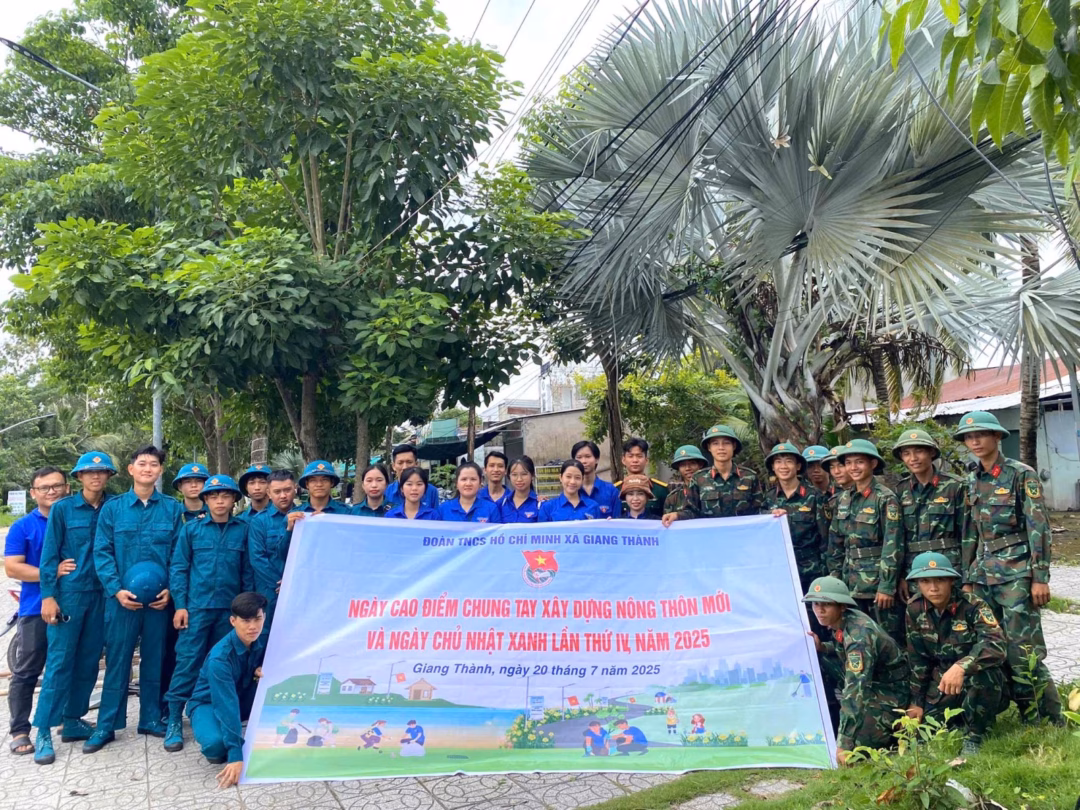 Đại đội 6, Trung đoàn 893 (Bộ Chỉ huy Quân sự tỉnh An Giang) cùng Xã đoàn Giang Thành ra quân thực hiện Ngày chủ nhật xanh vùng biên giới An Giang.