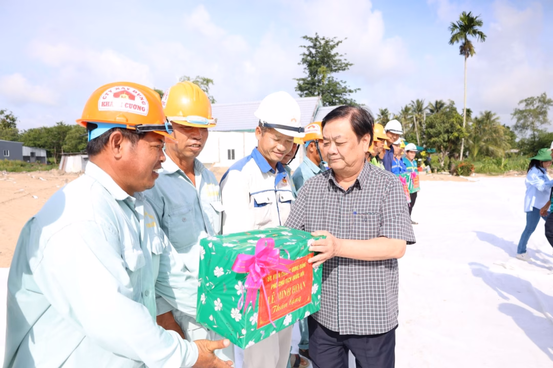 Tại nút giao dự án với Quốc lộ 61, Phó Chủ tịch Quốc hội Lê Minh Hoan thăm hỏi và tặng quà cán bộ, công nhân đang làm việc tại công trình