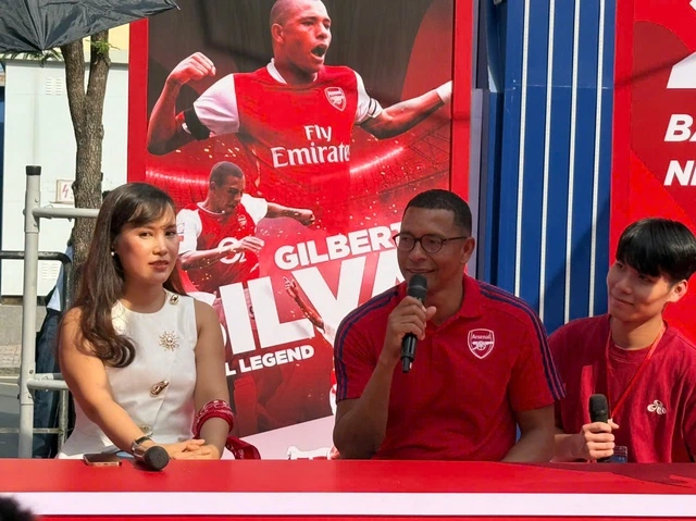 Ông Gilberto Silva hào hứng giao lưu với fan tại phố đi bộ Lê Lợi - Nguyễn Huệ (TP.HCM)